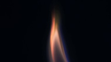 Şenlik ateşi kıvılcımlarının Macro fotoğrafı. Alevler patlar, patlamalar. Patlama mikro parlaklığı. Mini Havai fişekler. Kırmızı kamerada çekim hala siyah arkaplanda. Kıvılcım posteri, afiş, duvar kağıdı, doku.