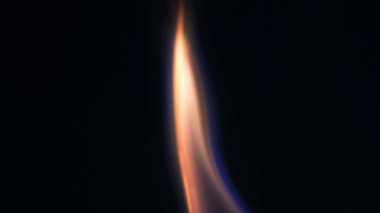 Şenlik ateşi kıvılcımlarının Macro fotoğrafı. Alevler patlar, patlamalar. Patlama mikro parlaklığı. Mini Havai fişekler. Kırmızı kamerada çekim hala siyah arkaplanda. Kıvılcım posteri, afiş, duvar kağıdı, doku.