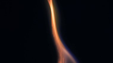 Şenlik ateşi kıvılcımlarının Macro fotoğrafı. Alevler patlar, patlamalar. Patlama mikro parlaklığı. Mini Havai fişekler. Kırmızı kamerada çekim hala siyah arkaplanda. Kıvılcım posteri, afiş, duvar kağıdı, doku.