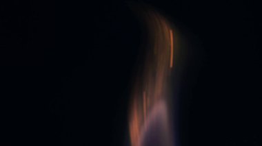 Şenlik ateşi kıvılcımlarının Macro fotoğrafı. Alevler patlar, patlamalar. Patlama mikro parlaklığı. Mini Havai fişekler. Kırmızı kamerada çekim hala siyah arkaplanda. Kıvılcım posteri, afiş, duvar kağıdı, doku.