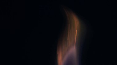 Şenlik ateşi kıvılcımlarının Macro fotoğrafı. Alevler patlar, patlamalar. Patlama mikro parlaklığı. Mini Havai fişekler. Kırmızı kamerada çekim hala siyah arkaplanda. Kıvılcım posteri, afiş, duvar kağıdı, doku.