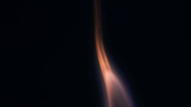 Şenlik ateşi kıvılcımlarının Macro fotoğrafı. Alevler patlar, patlamalar. Patlama mikro parlaklığı. Mini Havai fişekler. Kırmızı kamerada çekim hala siyah arkaplanda. Kıvılcım posteri, afiş, duvar kağıdı, doku.