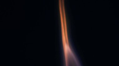 Şenlik ateşi kıvılcımlarının Macro fotoğrafı. Alevler patlar, patlamalar. Patlama mikro parlaklığı. Mini Havai fişekler. Kırmızı kamerada çekim hala siyah arkaplanda. Kıvılcım posteri, afiş, duvar kağıdı, doku.