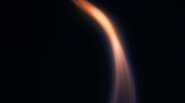 Şenlik ateşi kıvılcımlarının Macro fotoğrafı. Alevler patlar, patlamalar. Patlama mikro parlaklığı. Mini Havai fişekler. Kırmızı kamerada çekim hala siyah arkaplanda. Kıvılcım posteri, afiş, duvar kağıdı, doku.