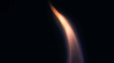 Şenlik ateşi kıvılcımlarının Macro fotoğrafı. Alevler patlar, patlamalar. Patlama mikro parlaklığı. Mini Havai fişekler. Kırmızı kamerada çekim hala siyah arkaplanda. Kıvılcım posteri, afiş, duvar kağıdı, doku.