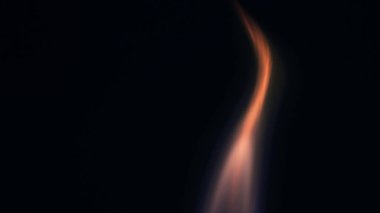 Şenlik ateşi kıvılcımlarının Macro fotoğrafı. Alevler patlar, patlamalar. Patlama mikro parlaklığı. Mini Havai fişekler. Kırmızı kamerada çekim hala siyah arkaplanda. Kıvılcım posteri, afiş, duvar kağıdı, doku.