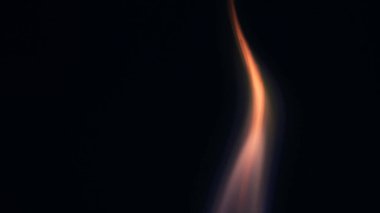 Şenlik ateşi kıvılcımlarının Macro fotoğrafı. Alevler patlar, patlamalar. Patlama mikro parlaklığı. Mini Havai fişekler. Kırmızı kamerada çekim hala siyah arkaplanda. Kıvılcım posteri, afiş, duvar kağıdı, doku.