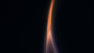 Şenlik ateşi kıvılcımlarının Macro fotoğrafı. Alevler patlar, patlamalar. Patlama mikro parlaklığı. Mini Havai fişekler. Kırmızı kamerada çekim hala siyah arkaplanda. Kıvılcım posteri, afiş, duvar kağıdı, doku.