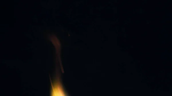 Makrofoto Bonfire Gnister Flammer Eksploderer Eksploderer Eksplosjonsmikrogler Minifyrverkeri Skyting Rødt – stockfoto