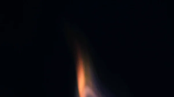 ボンファイアのマクロ写真が火花を散らします 炎が爆発し爆発する 爆発マイクロ輝きます ミニ花火 まだ黒の背景に赤いカメラで撮影 スパークポスター バナー テクスチャ — ストック写真