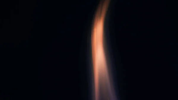 篝火火花的宏观照片 火焰熊熊燃烧 爆炸的微小火花 迷你烟花 在红色相机上拍摄仍然在黑色背景 — 图库照片