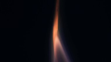 Şenlik ateşi kıvılcımlarının Macro fotoğrafı. Alevler patlar, patlamalar. Patlama mikro parlaklığı. Mini Havai fişekler. Kırmızı kamerada çekim hala siyah arkaplanda. Kıvılcım posteri, afiş, duvar kağıdı, doku.