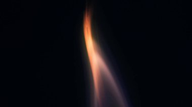 Şenlik ateşi kıvılcımlarının Macro fotoğrafı. Alevler patlar, patlamalar. Patlama mikro parlaklığı. Mini Havai fişekler. Kırmızı kamerada çekim hala siyah arkaplanda. Kıvılcım posteri, afiş, duvar kağıdı, doku.