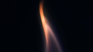 Şenlik ateşi kıvılcımlarının Macro fotoğrafı. Alevler patlar, patlamalar. Patlama mikro parlaklığı. Mini Havai fişekler. Kırmızı kamerada çekim hala siyah arkaplanda. Kıvılcım posteri, afiş, duvar kağıdı, doku.