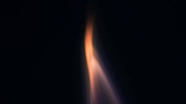 Şenlik ateşi kıvılcımlarının Macro fotoğrafı. Alevler patlar, patlamalar. Patlama mikro parlaklığı. Mini Havai fişekler. Kırmızı kamerada çekim hala siyah arkaplanda. Kıvılcım posteri, afiş, duvar kağıdı, doku.