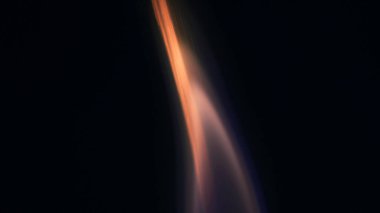 Şenlik ateşi kıvılcımlarının Macro fotoğrafı. Alevler patlar, patlamalar. Patlama mikro parlaklığı. Mini Havai fişekler. Kırmızı kamerada çekim hala siyah arkaplanda. Kıvılcım posteri, afiş, duvar kağıdı, doku.