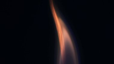 Şenlik ateşi kıvılcımlarının Macro fotoğrafı. Alevler patlar, patlamalar. Patlama mikro parlaklığı. Mini Havai fişekler. Kırmızı kamerada çekim hala siyah arkaplanda. Kıvılcım posteri, afiş, duvar kağıdı, doku.