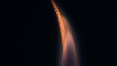 Şenlik ateşi kıvılcımlarının Macro fotoğrafı. Alevler patlar, patlamalar. Patlama mikro parlaklığı. Mini Havai fişekler. Kırmızı kamerada çekim hala siyah arkaplanda. Kıvılcım posteri, afiş, duvar kağıdı, doku.