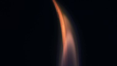 Şenlik ateşi kıvılcımlarının Macro fotoğrafı. Alevler patlar, patlamalar. Patlama mikro parlaklığı. Mini Havai fişekler. Kırmızı kamerada çekim hala siyah arkaplanda. Kıvılcım posteri, afiş, duvar kağıdı, doku.