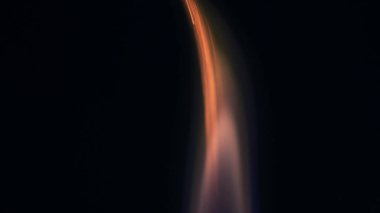 Şenlik ateşi kıvılcımlarının Macro fotoğrafı. Alevler patlar, patlamalar. Patlama mikro parlaklığı. Mini Havai fişekler. Kırmızı kamerada çekim hala siyah arkaplanda. Kıvılcım posteri, afiş, duvar kağıdı, doku.