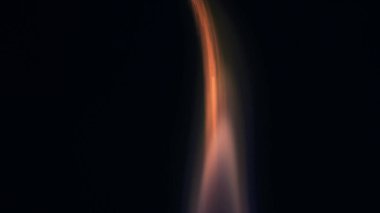 Şenlik ateşi kıvılcımlarının Macro fotoğrafı. Alevler patlar, patlamalar. Patlama mikro parlaklığı. Mini Havai fişekler. Kırmızı kamerada çekim hala siyah arkaplanda. Kıvılcım posteri, afiş, duvar kağıdı, doku.