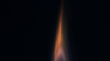 Şenlik ateşi kıvılcımlarının Macro fotoğrafı. Alevler patlar, patlamalar. Patlama mikro parlaklığı. Mini Havai fişekler. Kırmızı kamerada çekim hala siyah arkaplanda. Kıvılcım posteri, afiş, duvar kağıdı, doku.