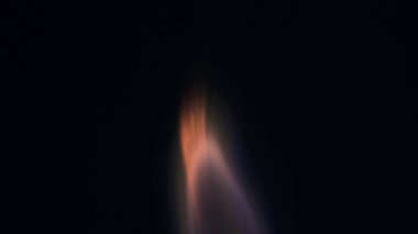 Şenlik ateşi kıvılcımlarının Macro fotoğrafı. Alevler patlar, patlamalar. Patlama mikro parlaklığı. Mini Havai fişekler. Kırmızı kamerada çekim hala siyah arkaplanda. Kıvılcım posteri, afiş, duvar kağıdı, doku.