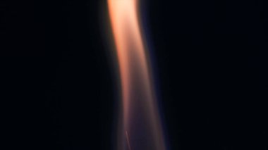 Şenlik ateşi kıvılcımlarının Macro fotoğrafı. Alevler patlar, patlamalar. Patlama mikro parlaklığı. Mini Havai fişekler. Kırmızı kamerada çekim hala siyah arkaplanda. Kıvılcım posteri, afiş, duvar kağıdı, doku.