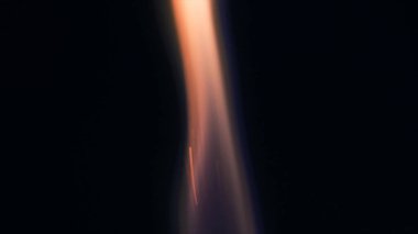 Şenlik ateşi kıvılcımlarının Macro fotoğrafı. Alevler patlar, patlamalar. Patlama mikro parlaklığı. Mini Havai fişekler. Kırmızı kamerada çekim hala siyah arkaplanda. Kıvılcım posteri, afiş, duvar kağıdı, doku.