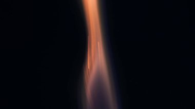 Şenlik ateşi kıvılcımlarının Macro fotoğrafı. Alevler patlar, patlamalar. Patlama mikro parlaklığı. Mini Havai fişekler. Kırmızı kamerada çekim hala siyah arkaplanda. Kıvılcım posteri, afiş, duvar kağıdı, doku.