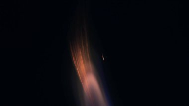 Şenlik ateşi kıvılcımlarının Macro fotoğrafı. Alevler patlar, patlamalar. Patlama mikro parlaklığı. Mini Havai fişekler. Kırmızı kamerada çekim hala siyah arkaplanda. Kıvılcım posteri, afiş, duvar kağıdı, doku.