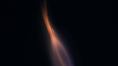 Şenlik ateşi kıvılcımlarının Macro fotoğrafı. Alevler patlar, patlamalar. Patlama mikro parlaklığı. Mini Havai fişekler. Kırmızı kamerada çekim hala siyah arkaplanda. Kıvılcım posteri, afiş, duvar kağıdı, doku.