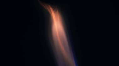 Şenlik ateşi kıvılcımlarının Macro fotoğrafı. Alevler patlar, patlamalar. Patlama mikro parlaklığı. Mini Havai fişekler. Kırmızı kamerada çekim hala siyah arkaplanda. Kıvılcım posteri, afiş, duvar kağıdı, doku.