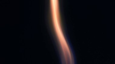 Şenlik ateşi kıvılcımlarının Macro fotoğrafı. Alevler patlar, patlamalar. Patlama mikro parlaklığı. Mini Havai fişekler. Kırmızı kamerada çekim hala siyah arkaplanda. Kıvılcım posteri, afiş, duvar kağıdı, doku.