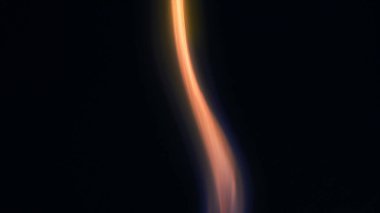 Şenlik ateşi kıvılcımlarının Macro fotoğrafı. Alevler patlar, patlamalar. Patlama mikro parlaklığı. Mini Havai fişekler. Kırmızı kamerada çekim hala siyah arkaplanda. Kıvılcım posteri, afiş, duvar kağıdı, doku.