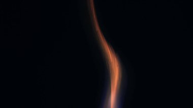 Şenlik ateşi kıvılcımlarının Macro fotoğrafı. Alevler patlar, patlamalar. Patlama mikro parlaklığı. Mini Havai fişekler. Kırmızı kamerada çekim hala siyah arkaplanda. Kıvılcım posteri, afiş, duvar kağıdı, doku.