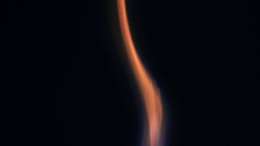 Şenlik ateşi kıvılcımlarının Macro fotoğrafı. Alevler patlar, patlamalar. Patlama mikro parlaklığı. Mini Havai fişekler. Kırmızı kamerada çekim hala siyah arkaplanda. Kıvılcım posteri, afiş, duvar kağıdı, doku.