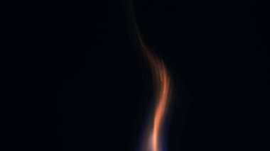 Şenlik ateşi kıvılcımlarının Macro fotoğrafı. Alevler patlar, patlamalar. Patlama mikro parlaklığı. Mini Havai fişekler. Kırmızı kamerada çekim hala siyah arkaplanda. Kıvılcım posteri, afiş, duvar kağıdı, doku.