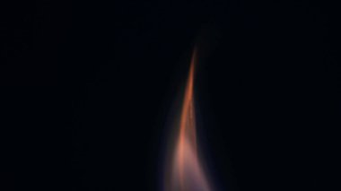 Şenlik ateşi kıvılcımlarının Macro fotoğrafı. Alevler patlar, patlamalar. Patlama mikro parlaklığı. Mini Havai fişekler. Kırmızı kamerada çekim hala siyah arkaplanda. Kıvılcım posteri, afiş, duvar kağıdı, doku.