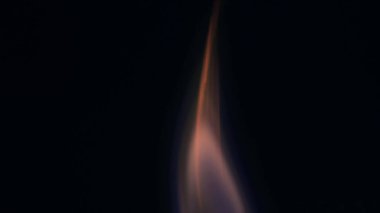 Şenlik ateşi kıvılcımlarının Macro fotoğrafı. Alevler patlar, patlamalar. Patlama mikro parlaklığı. Mini Havai fişekler. Kırmızı kamerada çekim hala siyah arkaplanda. Kıvılcım posteri, afiş, duvar kağıdı, doku.