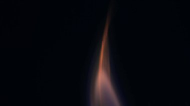 Şenlik ateşi kıvılcımlarının Macro fotoğrafı. Alevler patlar, patlamalar. Patlama mikro parlaklığı. Mini Havai fişekler. Kırmızı kamerada çekim hala siyah arkaplanda. Kıvılcım posteri, afiş, duvar kağıdı, doku.