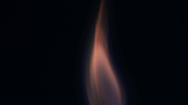 Şenlik ateşi kıvılcımlarının Macro fotoğrafı. Alevler patlar, patlamalar. Patlama mikro parlaklığı. Mini Havai fişekler. Kırmızı kamerada çekim hala siyah arkaplanda. Kıvılcım posteri, afiş, duvar kağıdı, doku.