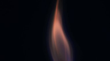 Şenlik ateşi kıvılcımlarının Macro fotoğrafı. Alevler patlar, patlamalar. Patlama mikro parlaklığı. Mini Havai fişekler. Kırmızı kamerada çekim hala siyah arkaplanda. Kıvılcım posteri, afiş, duvar kağıdı, doku.