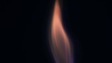 Şenlik ateşi kıvılcımlarının Macro fotoğrafı. Alevler patlar, patlamalar. Patlama mikro parlaklığı. Mini Havai fişekler. Kırmızı kamerada çekim hala siyah arkaplanda. Kıvılcım posteri, afiş, duvar kağıdı, doku.