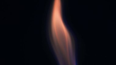 Şenlik ateşi kıvılcımlarının Macro fotoğrafı. Alevler patlar, patlamalar. Patlama mikro parlaklığı. Mini Havai fişekler. Kırmızı kamerada çekim hala siyah arkaplanda. Kıvılcım posteri, afiş, duvar kağıdı, doku.