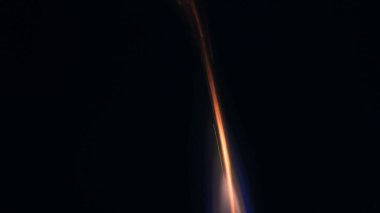 Şenlik ateşi kıvılcımlarının Macro fotoğrafı. Alevler patlar, patlamalar. Patlama mikro parlaklığı. Mini Havai fişekler. Kırmızı kamerada çekim hala siyah arkaplanda. Kıvılcım posteri, afiş, duvar kağıdı, doku.