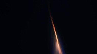 Şenlik ateşi kıvılcımlarının Macro fotoğrafı. Alevler patlar, patlamalar. Patlama mikro parlaklığı. Mini Havai fişekler. Kırmızı kamerada çekim hala siyah arkaplanda. Kıvılcım posteri, afiş, duvar kağıdı, doku.