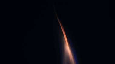 Şenlik ateşi kıvılcımlarının Macro fotoğrafı. Alevler patlar, patlamalar. Patlama mikro parlaklığı. Mini Havai fişekler. Kırmızı kamerada çekim hala siyah arkaplanda. Kıvılcım posteri, afiş, duvar kağıdı, doku.