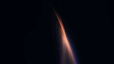 Şenlik ateşi kıvılcımlarının Macro fotoğrafı. Alevler patlar, patlamalar. Patlama mikro parlaklığı. Mini Havai fişekler. Kırmızı kamerada çekim hala siyah arkaplanda. Kıvılcım posteri, afiş, duvar kağıdı, doku.