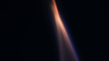 Şenlik ateşi kıvılcımlarının Macro fotoğrafı. Alevler patlar, patlamalar. Patlama mikro parlaklığı. Mini Havai fişekler. Kırmızı kamerada çekim hala siyah arkaplanda. Kıvılcım posteri, afiş, duvar kağıdı, doku.